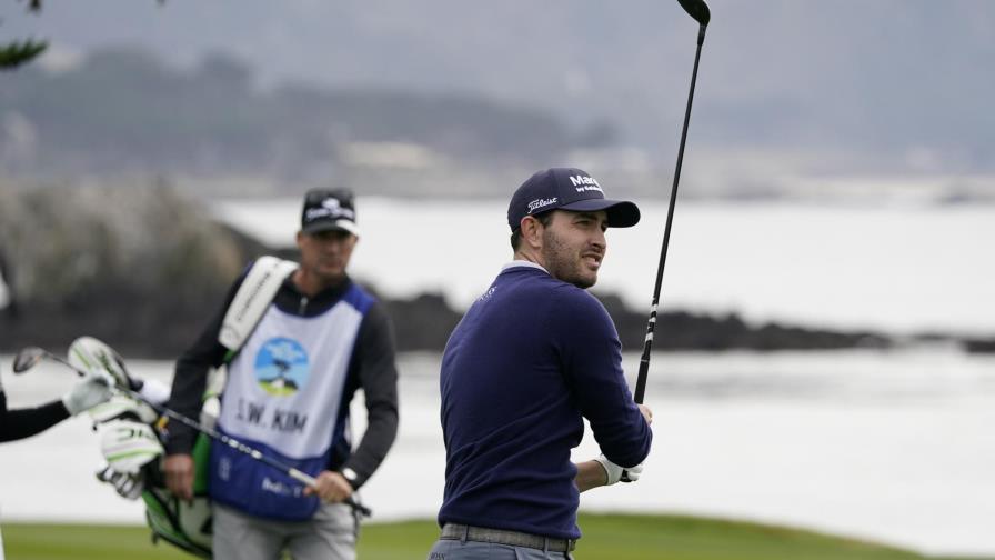 Cantlay empata récord del campo y lidera en Pebble Beach