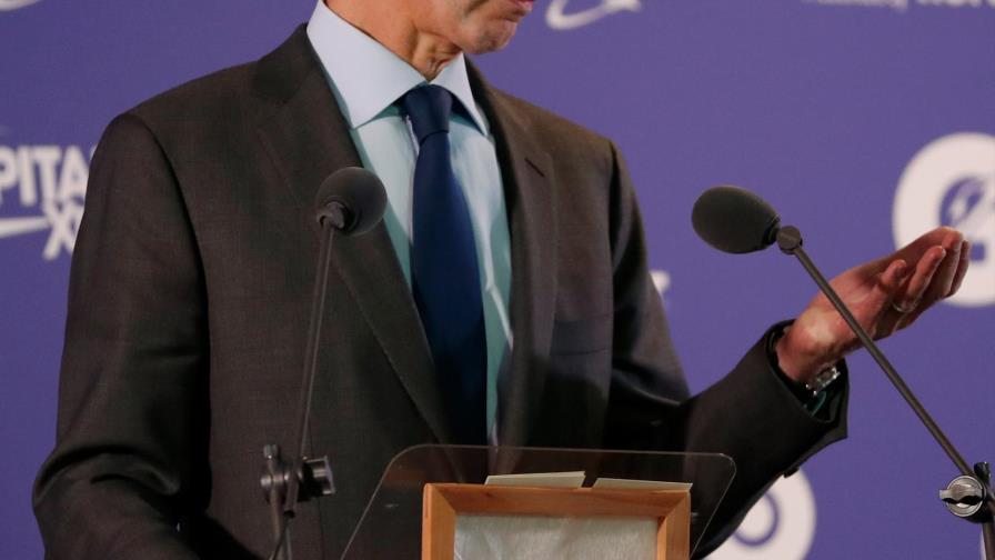 El comisionado Adam Silver presenta la camiseta inteligente del futuro