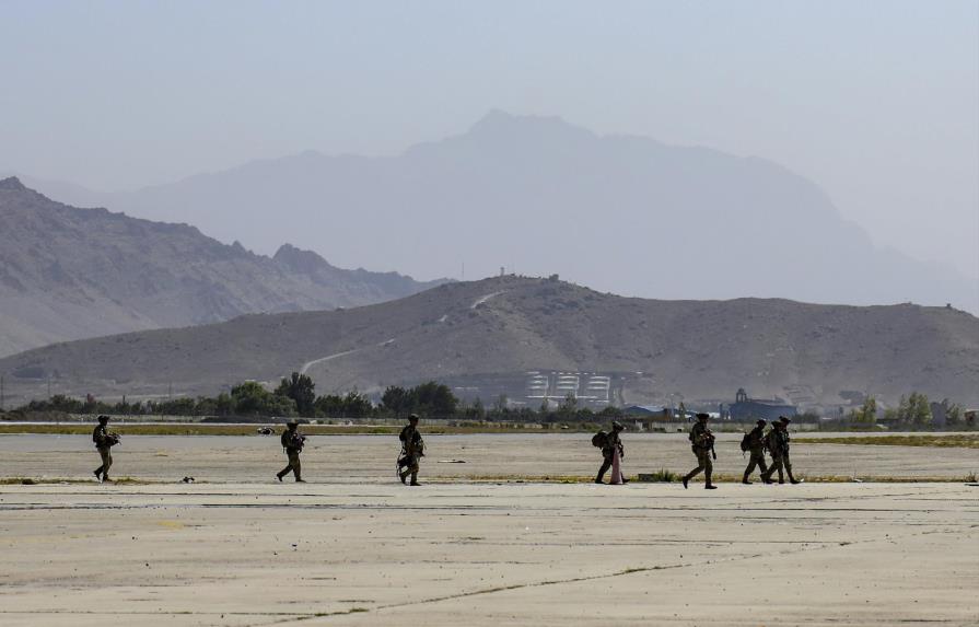 Explosión estremece aeropuerto de Kabul; reportan muertos