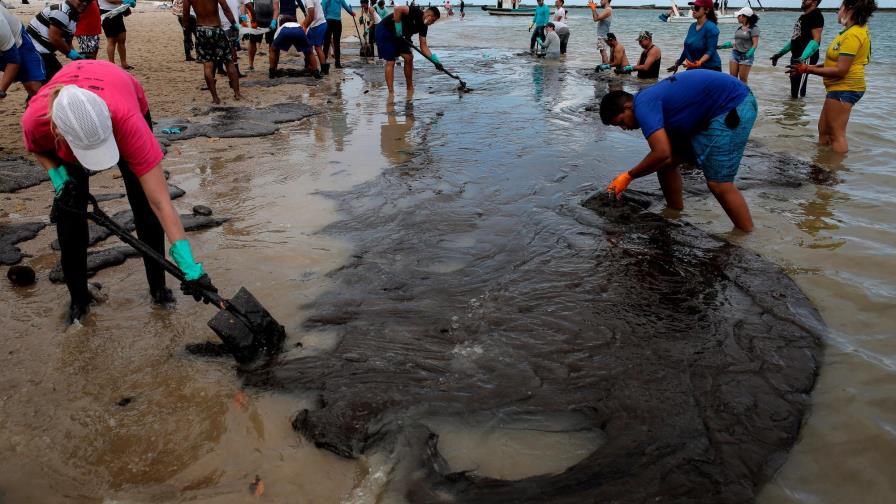 Petrobras afirma que petróleo derramado proviene de tres campos venezolanos
