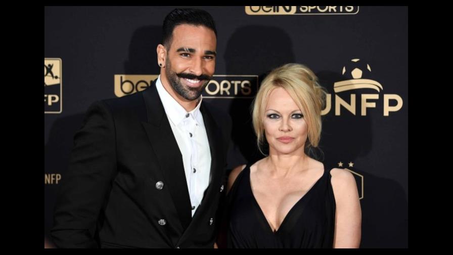 Pamela Anderson rompe con futbolista porque llevaba “una doble vida”