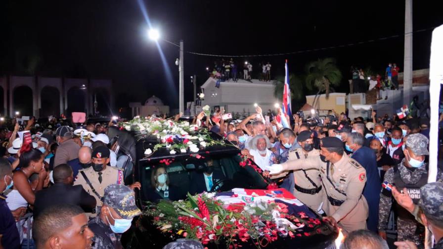 Una multitud despide a Johnny Ventura hasta su última morada