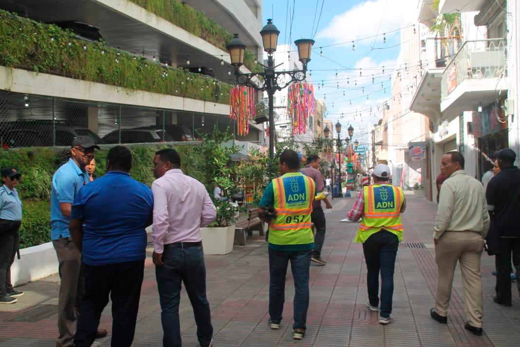 La  Dirección de Defensoría y Espacios Públicos del cabildo verificó, además, que se cumpla con los acuerdos establecidos en cuanto a los espacios ocupados, la altura de sus mesas y casetas, así como la vigencia de sus permisos.