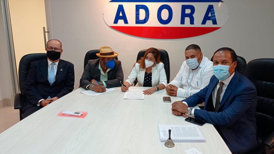 Representantes de emisoras de radio y sociedad de autores firman acuerdo