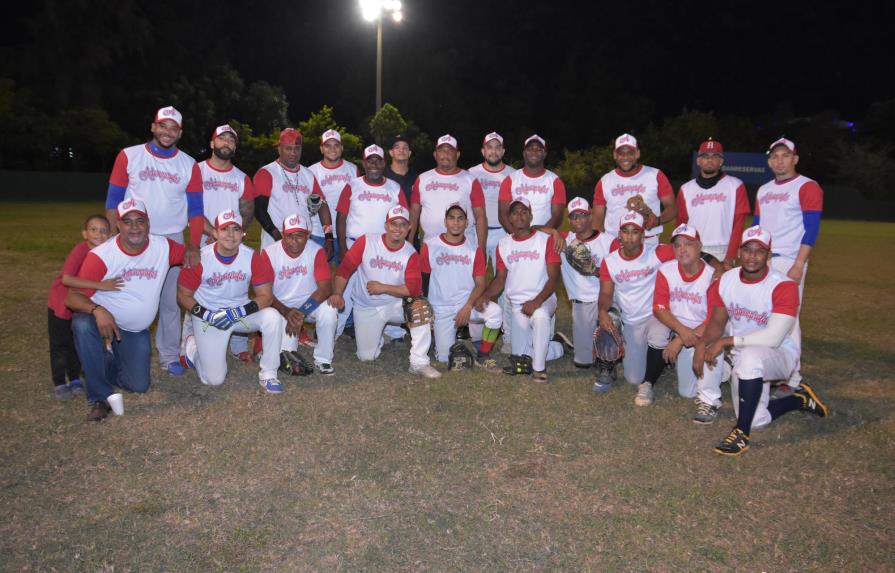 Girasoles, Tiburones, Halcones, Jardines y Codia, avanzan en softbol del Distrito Nacional