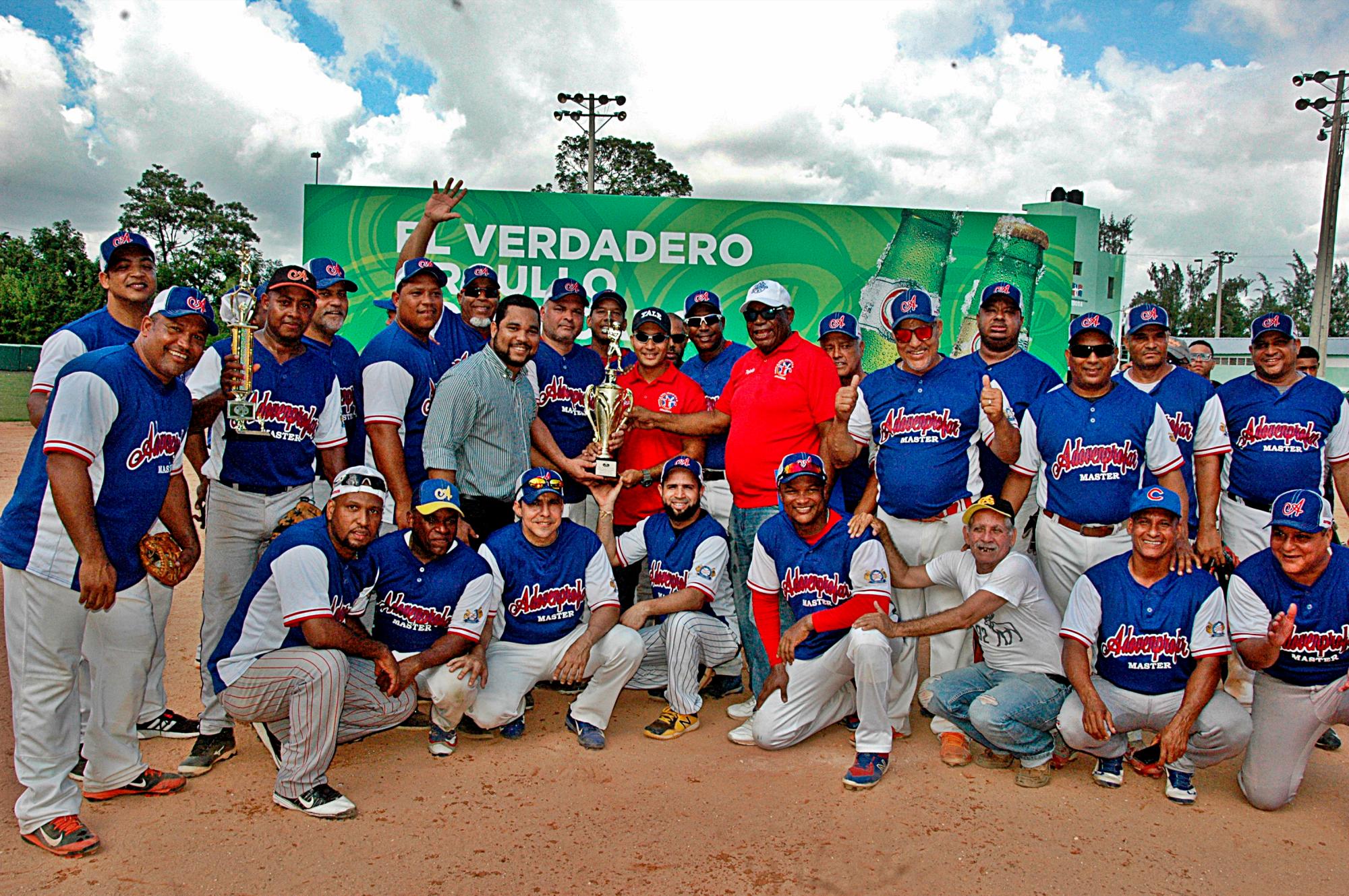 El equipo Adovenprofar de sóftbol ganador del torneo máster del Distrito Nacional. 