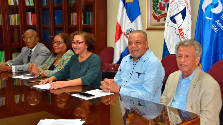 Expresidentes de la ADP urgen a Educación y al gremio a llegar a un acuerdo