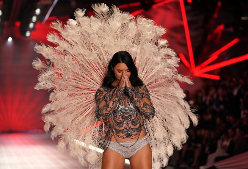 Adriana Lima se despide de sus alas de Victoria’s Secret