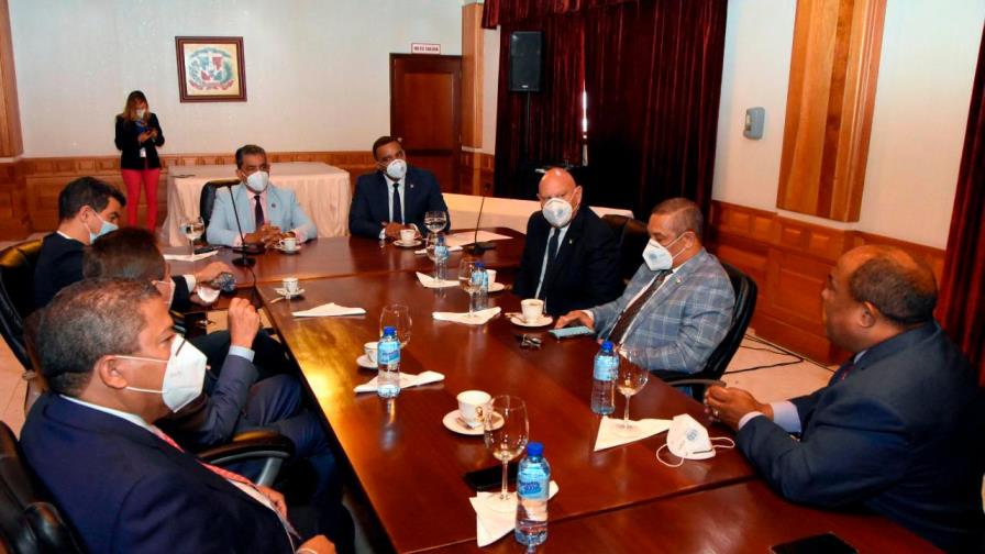 Comisión de senadores coordina con congresista Adriano Espaillat visita a Estados Unidos