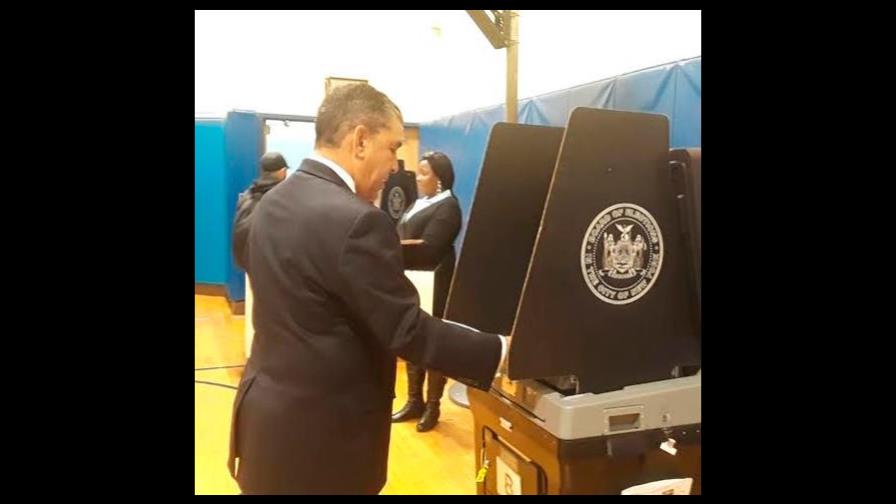 Miles de dominicanos desafían tempestad y acuden a votar en Nueva York Miles de dominicanos desafían tempestad y acuden a votar en Nueva York