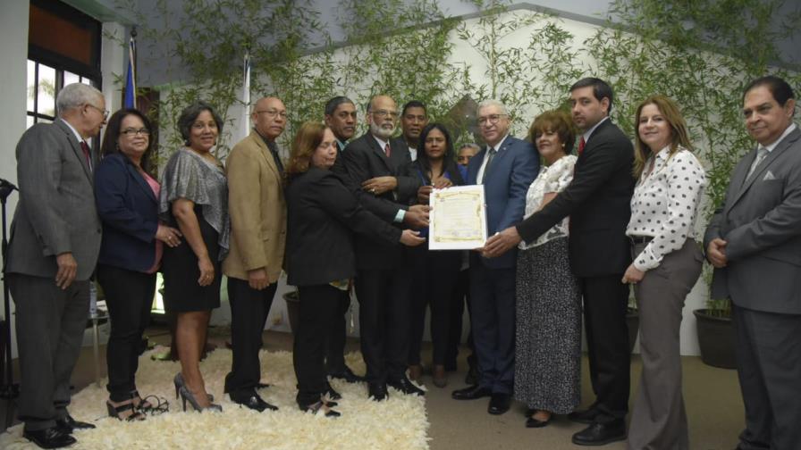 Declaran “Hijo meritorio” de Moca a Adriano Miguel Tejada, director de Diario Libre