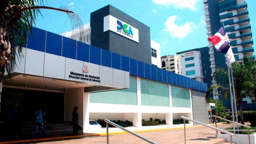 Aduanas promete reducir a 24 horas el retiro de carga de los puertos