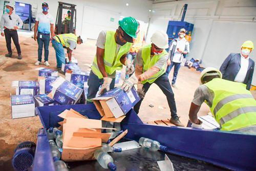 Aduanas destruye 109 mil botellas de bebidas alcohólicas que dueños no retiraron