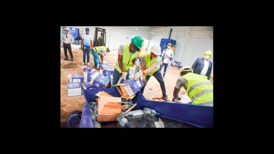 Aduanas destruye 109 mil botellas de bebidas alcohólicas que dueños no retiraron