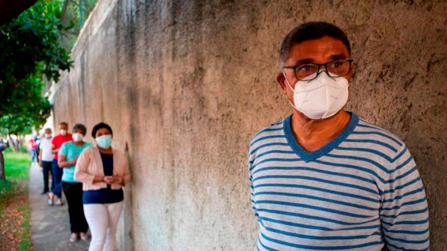 Las infecciones por COVID-19 afectan otra vez a personas mayores, según experto