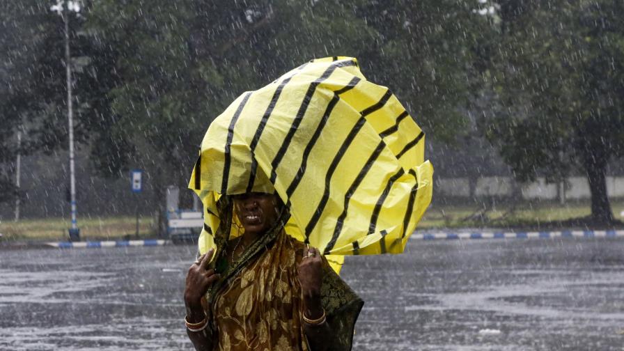 Un fuerte ciclón azota el noreste de India y Bangladesh