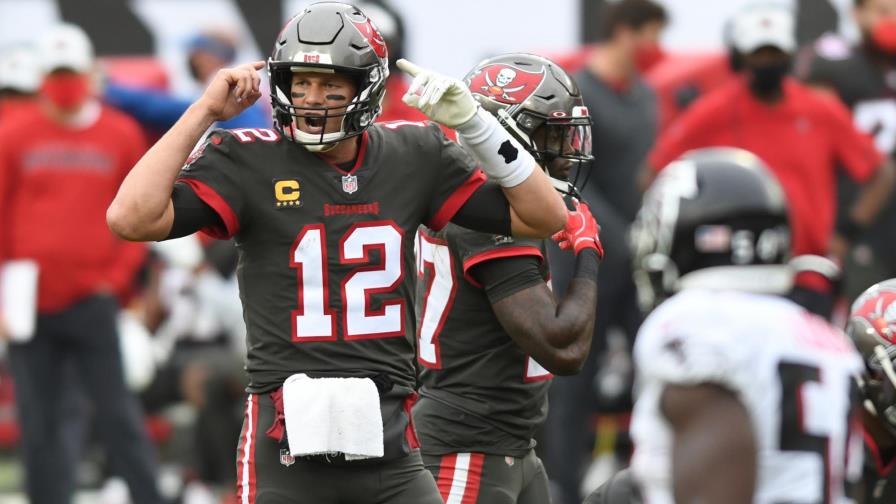Brady lanza para cuatro touchdowns; Bucs doblegan a Falcons