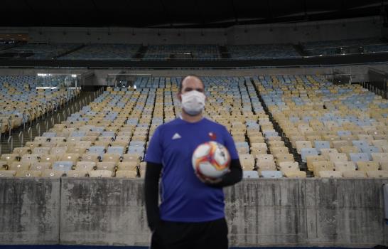 El fútbol se reanuda en Río, junto a hospital para COVID-19
