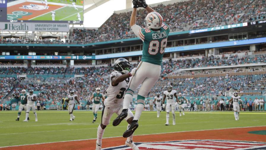 A base de trucos, Dolphins remontan para vencer a Eagles
