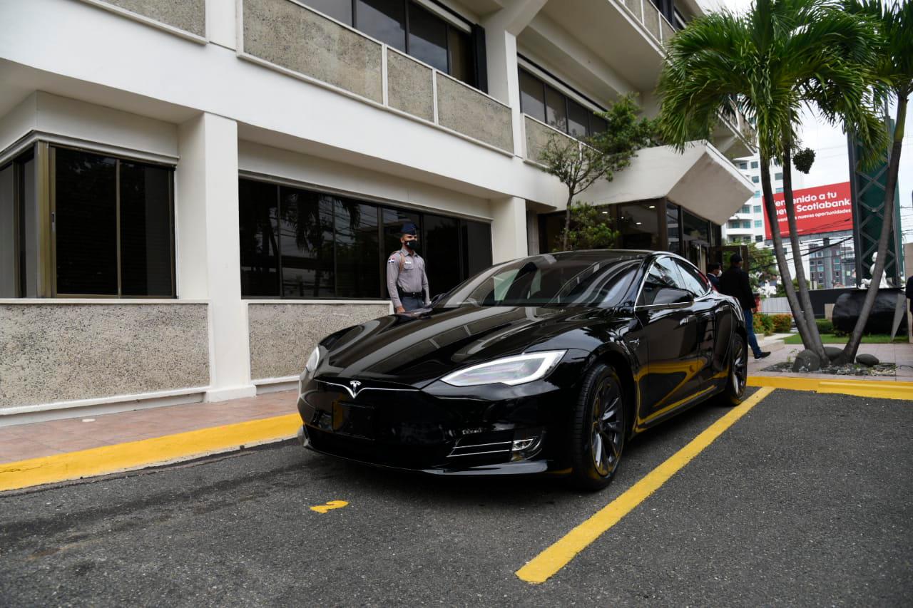 El vehículo del mandatario en Diario Libre.