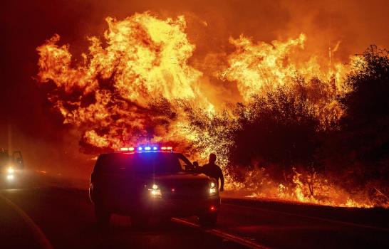 Incendios forestales amenazan miles de casas en California
