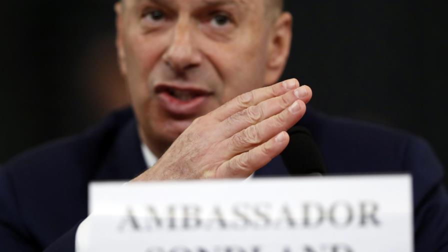 AP VERIFICA: Cuestionables alegatos de Trump sobre Sondland