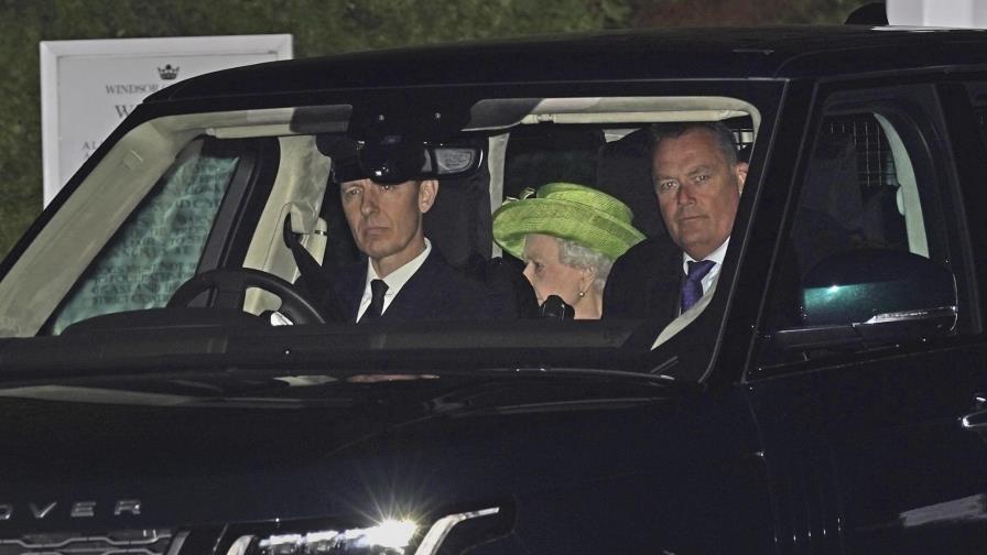 Reina de Inglaterra asiste a bautizo de bisnietos Reina de Inglaterra asiste a bautizo de bisnietos