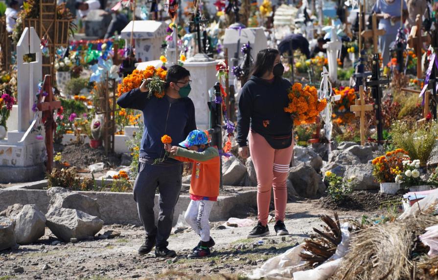 México vuelve a celebrar masivamente el Día de Muertos, pese a prohibición