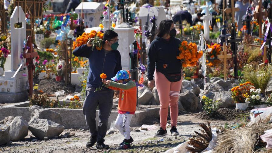 México vuelve a celebrar masivamente el Día de Muertos, pese a prohibición