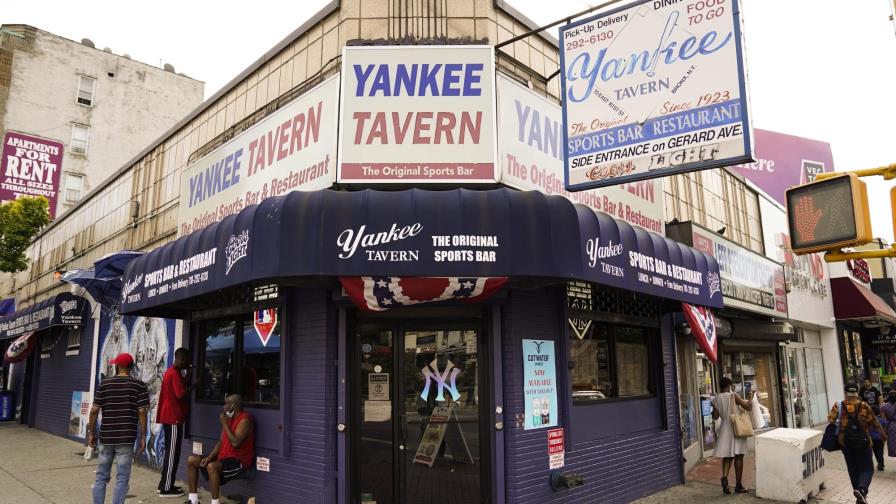 Mientras el béisbol continúa, negocios luchan por sobrevivir