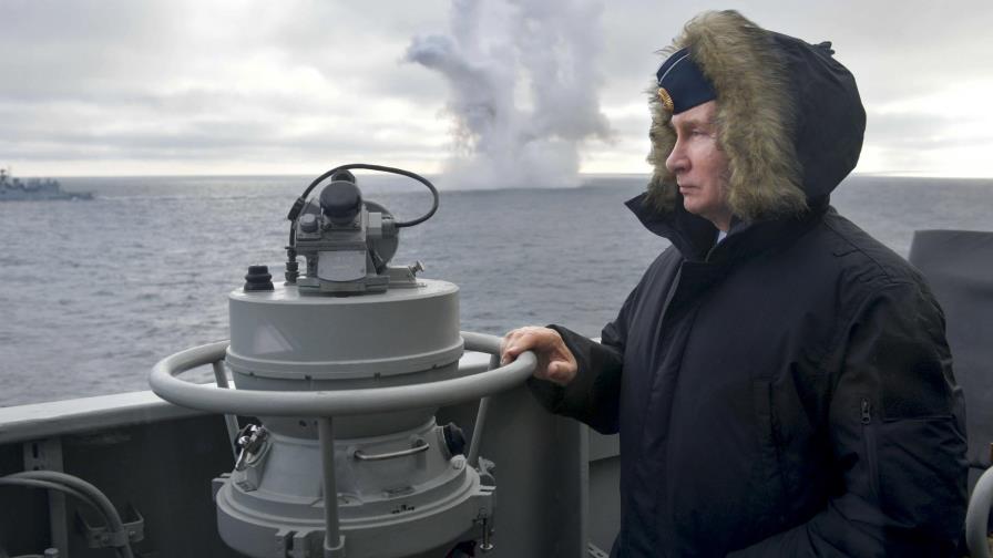 Putin asiste a maniobras navales en el Mar Negro