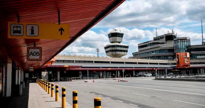 Un antiguo aeropuerto de Berlín se transforma en centro para vacunar contra el COVID-19