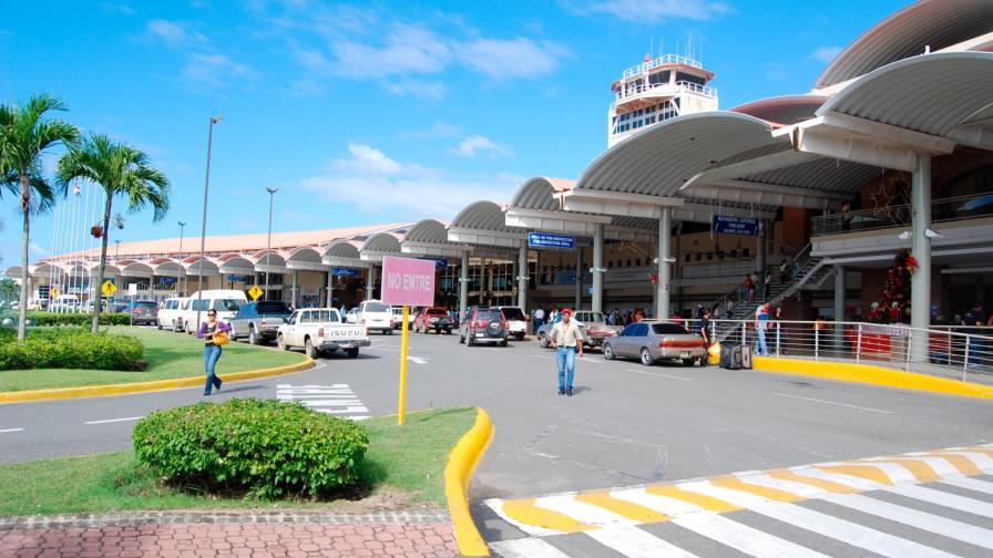 Imponen prisión preventiva a hombre que paralizó operaciones en aeropuerto Cibao con alarma de bomba