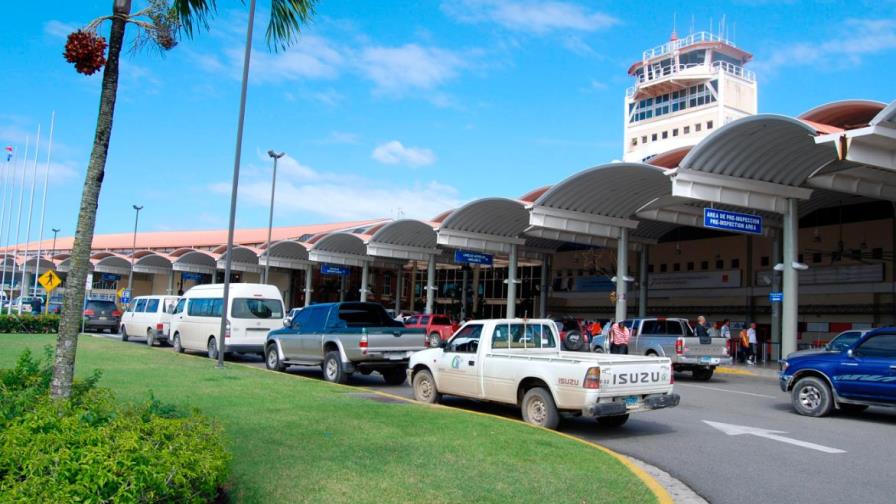 Apresan venezolana en el AILA tratando de sacar del país más de 100 mil dólares 