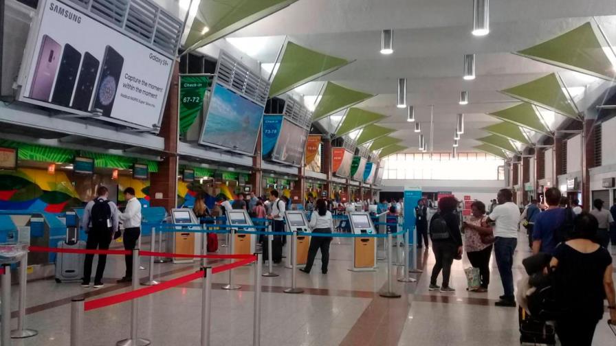 Reanudan operaciones en aeropuerto Las Américas tras debilitarse tormenta Fred