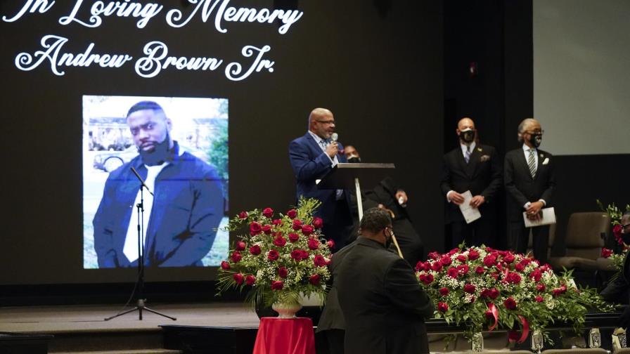 Dolientes se reúnen para el funeral de Andrew Brown Jr.