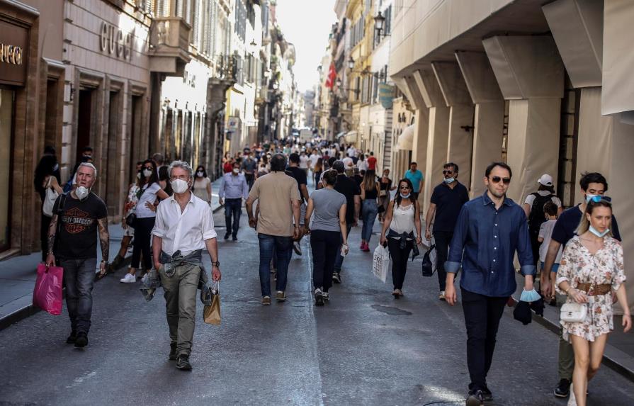 Roma multará con hasta 500 euros a quien tire mascarillas en la calle