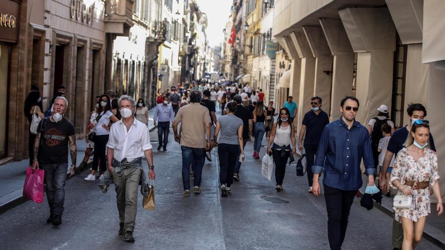 Roma multará con hasta 500 euros a quien tire mascarillas en la calle