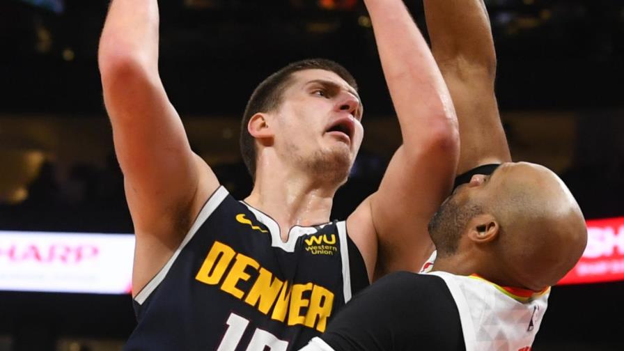 Jokic prodiga 47 puntos; Nuggets derrotan a Hawks