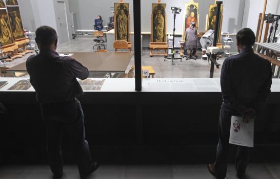 Exponen obra maestra restaurada con réplica de panel robado
