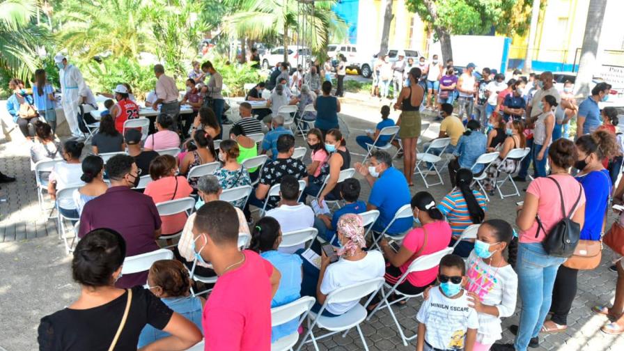 Se reactiva la vacunación mientras aumentan casos e internamientos por COVID-19