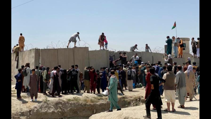 Seis personas muertas por el caos en el aeropuerto de Kabul, según testigos