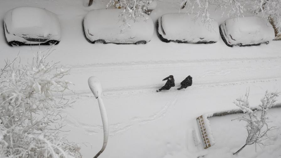 Tormenta de nieve tiñe España de blanco, paraliza Madrid