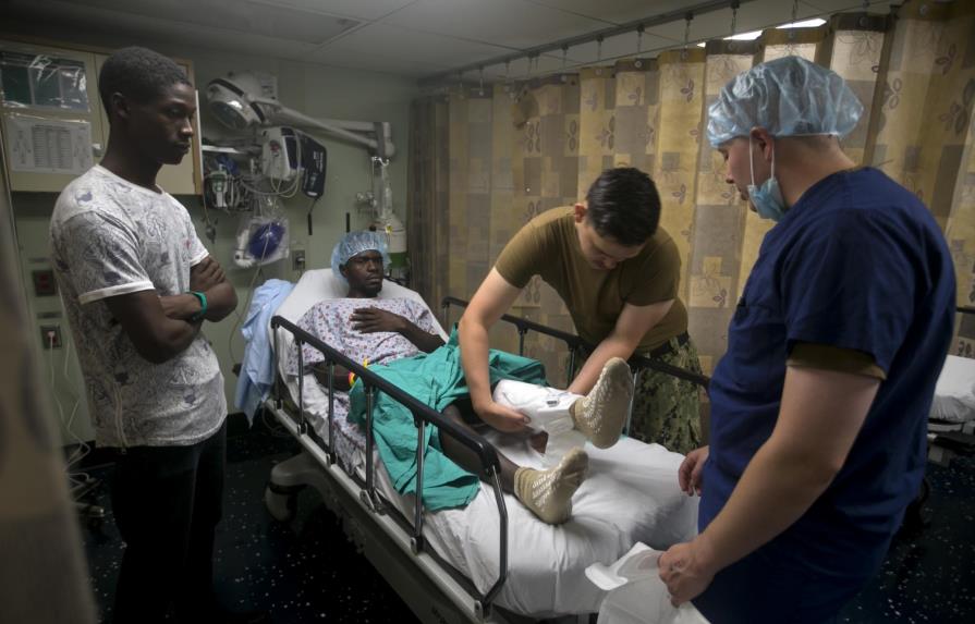 Haitianos buscan atención médica en buque hospital de EEUU