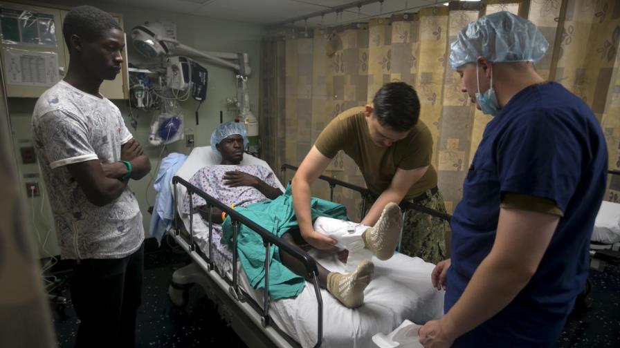 Haitianos buscan atención médica en buque hospital de EEUU