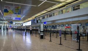 ¿Qué pasa si tengo un vuelo durante el toque de queda nocturno?