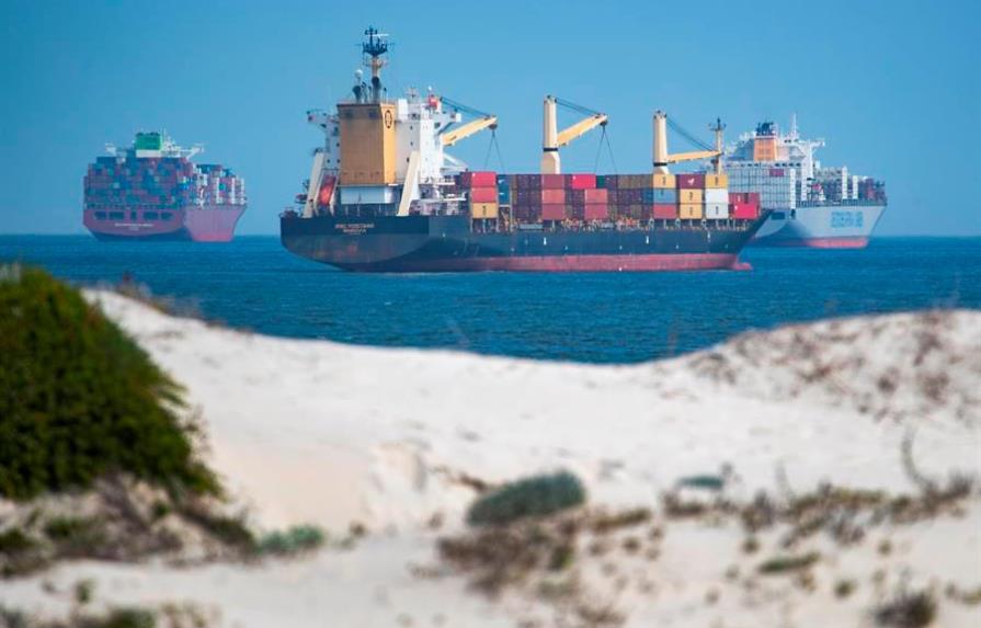 Atasco en canal de Suez afecta aún a 119 barcos tras una semana desbloqueado