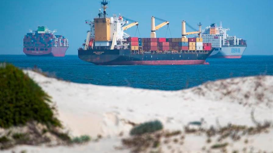Atasco en canal de Suez afecta aún a 119 barcos tras una semana desbloqueado