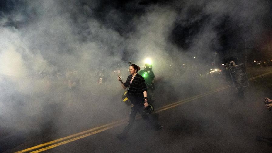 Cientos se reúnen en día 100 de manifestaciones en Portland