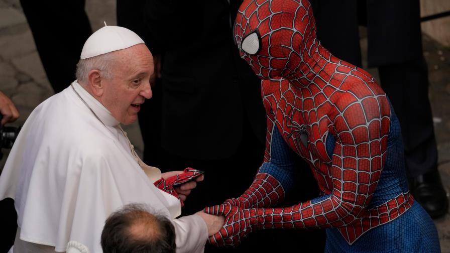 El Hombre Araña saluda al papa Francisco El Hombre Araña saluda al papa Francisco